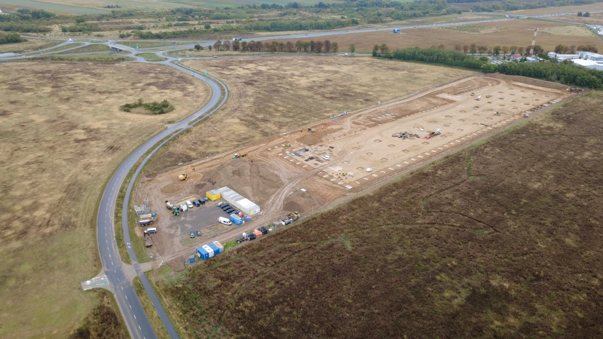 Realizacja GLOBAU w Stobnie — widok z drona na plac budowy hali