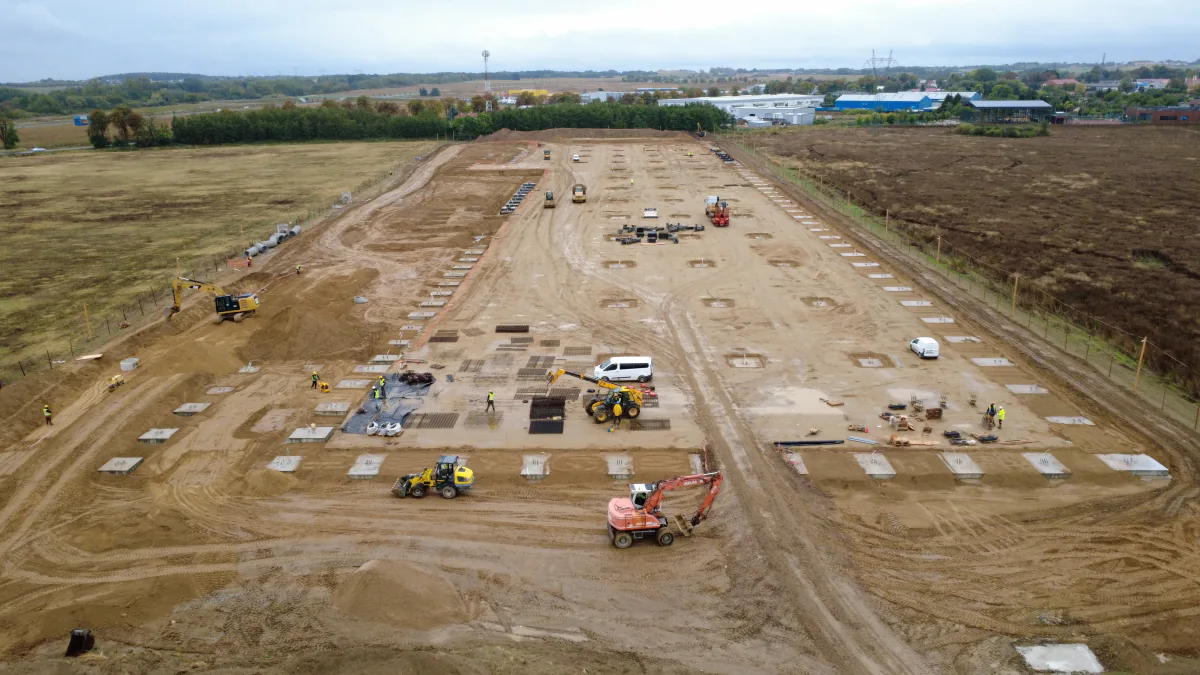 Plac budowy w Stobnie — prace fundamentowe i sprzęt na budowie