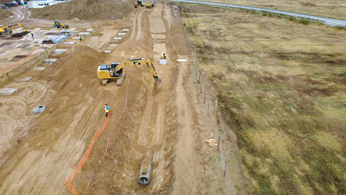 Plac budowy w Stobnie — roboty ziemne przy obrysie hali